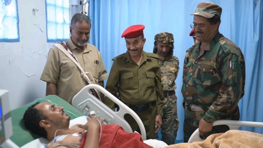 القائد العام لدفاع شبوة يطمئن على صحة المقدم شنكوع بعد هجوم المصينعة الإرهابي
