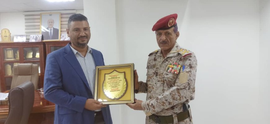 نائب رئيس هيئة الأركان يكرّم مدير المؤسسة العامة للأثاث والتجهيزات المدرسية تقديراً لجهوده