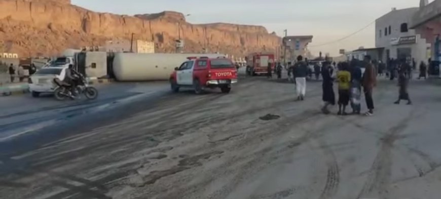 انقلاب شاحنة غاز أمام محطة العبور بمدينة عتق والدفاع المدني يسيطر على الموقف بنجاح