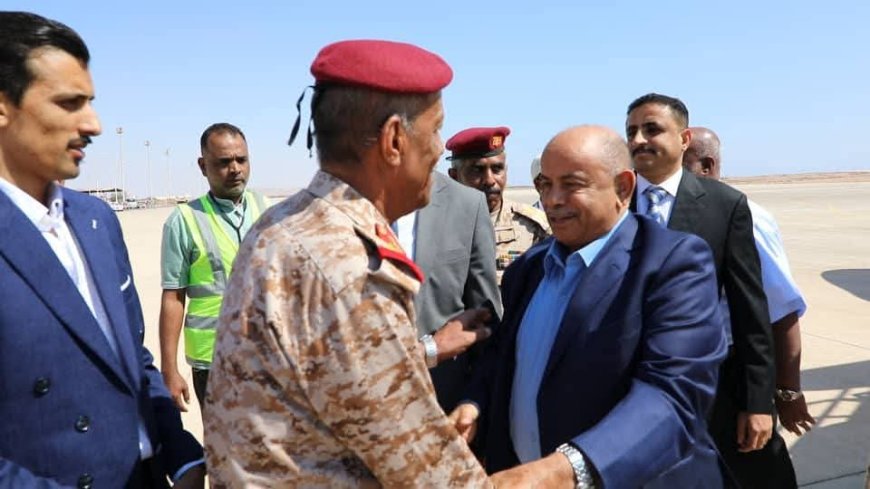 محافظ حضرموت يصل المكلا بعد أدائه اليمين الدستورية أمام رئيس مجلس القيادة الرئاسي