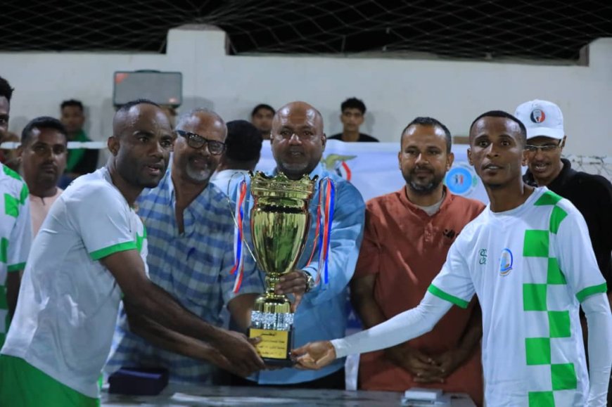 اختتام ناجح ومميز لبطولة كأس الاستقلال 30 نوفمبر للمؤسسات بالمكلا.. صندوق النظافة والتحسين يتوج بطلاً والصحة وصيفا ومسجدي يكرم الأبطال
