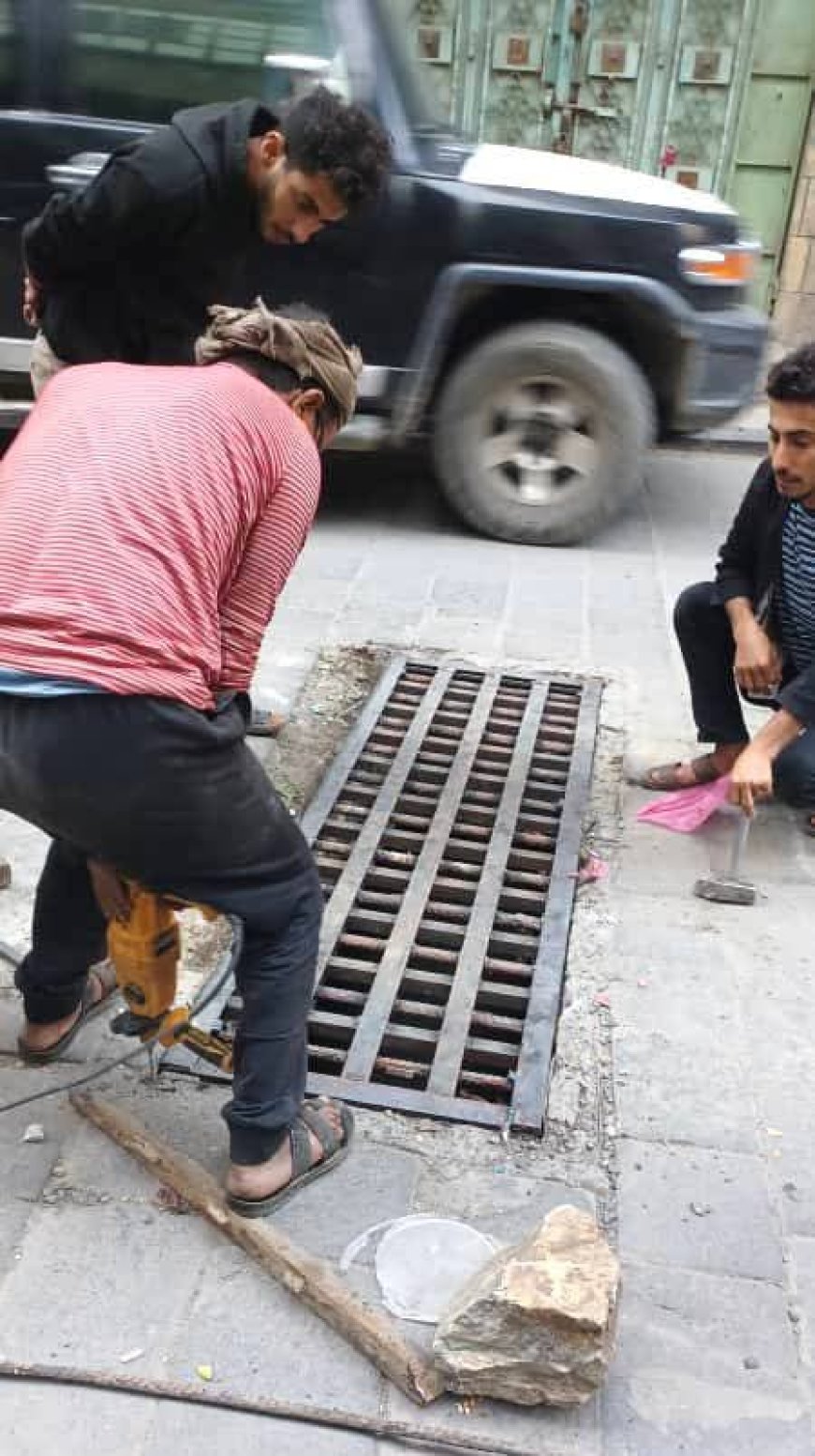 تعز.أشغال «القاهرة» تستبدل شبك فتحات تصريف مياه الأمطار في عدد من شوارع المديرية.