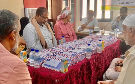 جمعية الصديق التنموية تدشن توزيع المرحلة الثالثة للمساعدات النقدية للأسر الأشد احتياجاً بأحياء منطقة فوة بالمكلا