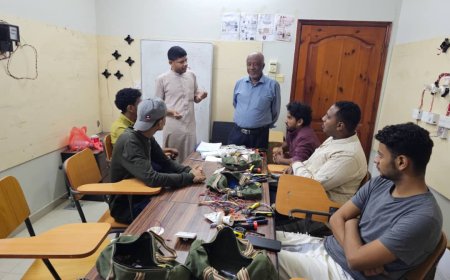 رئيس نقابة المهندسين بحضرموت يدشّن الدورة الهندسية المهنية في مجال التمديدات الكهربائية الدفعة الثالثة