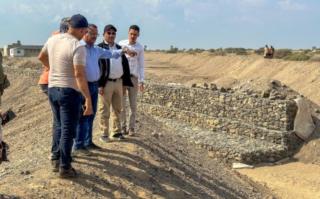 فريق وزارة الزراعة والأسماك يتفقد أعمال مشروع حماية أراضي المزارعين في وادي تمنان بلحج