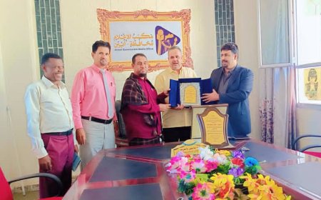 قيادة مكتب الصناعة والتجارة والسلطة المحلية في مديرية خنفر تكرّم ممثل الشركة اليمنية للغاز