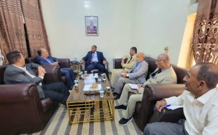 وفد برئاسة نائب وزير الصناعة ينفذ زيارة ميدانية إلى سقطرى لتعزيز الأداء المؤسسي وتطوير البنية التنظيمية للقطاعين الصناعي والتجاري