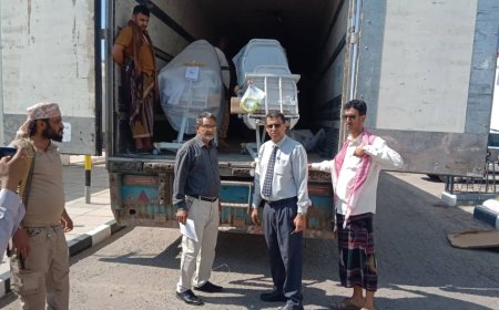 مدير عام الصحة ومدير مستشفى ابن خلدون العام يستلمان كراسي طبية لمركز الغسيل الكلوي بلحج