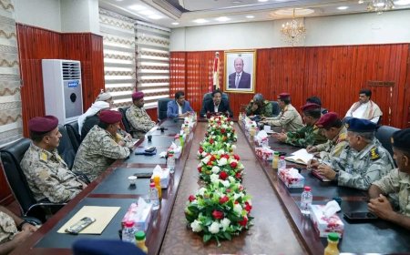 محافظ المهرة بن ياسر يترأس اجتماعًا للجنة الأمنية ويوجه برفع الجاهزية لحفظ الأمن والاستقرار