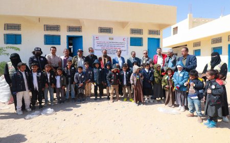 برعاية محافظ شبوة.. الهلال الأحمر اليمني يدشن مشروع توزيع 1500 جاكت شتوي على طلاب مدارس قرى وأرياف عتق