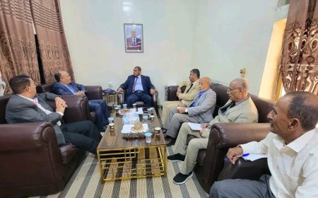 محافظ سقطرى يناقش مع نائب وزير الصناعة آليات تعزيز الأداء المؤسسي للقطاعين الصناعي والتجاري