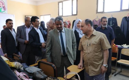 نائب وزير التعليم الفني يدشن بازار "فتاة الوطني" بعدن احتفاءً بذكرى الاستقلال