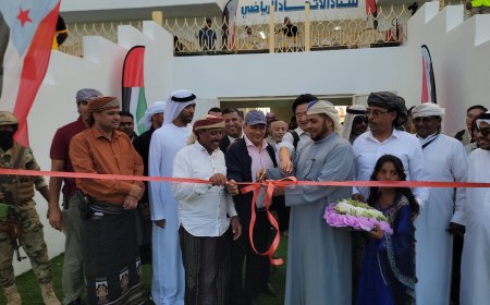 الثقلي والوالي يفتتحان استاد الاتحاد الرياضي بسقطرى بدعم من مؤسسة خليفة