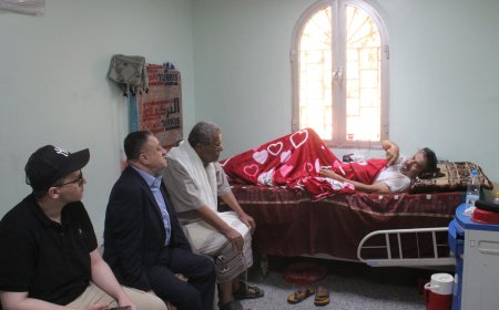 أمين عام المجلس المحلي ووكيل محافظة أبين يزوران مدير عام المصائد السمكية للاطمئنان على صحته بعد عملية جراحية ناجحة