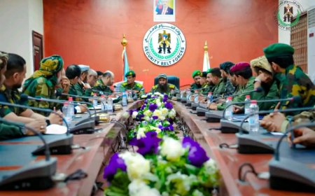 العميد الوالي يترأس اجتماعا بقيادات الحزام الأمني ويشيد بالأداء المتميز في العرض العسكري