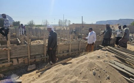 الاستاذ السماحي المدير العام لمديرية السوم يتفقد سير العمل في مشروع بناء سكن الأطباء بمستشفى السوم