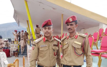 قائد اللواء الثاني دعم وإسناد العميد مازن الجنيدي يهنئ الضابط ياسين الشتيمي بمناسبة تخرجه من الكلية الحربية