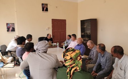 نائب وزير الصناعة والتجارة يبحث مع قيادة مديرية قلنسية آليات تنشيط الاستثمار وتعزيز الرقابة وضبط الأسعار