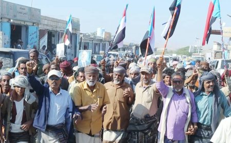 أبناء المحفد بأبين ينظّمون مسيرة جماهيرية تأييداً لتفويض القوات المسلحة الجنوبية في تحرير وادي حضرموت