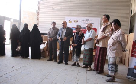 باعباد يدشن توزيع الكتب العلمية لرفد ثمان مكتبات بثانويات ومجمعات تعليمية مقدمة من فاعل خير من المملكة العربية السعودية