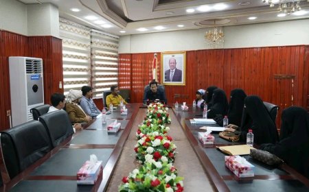 محافظ المهرة يلتقي اللجنة التحضيرية للجمعية التعاونية الاستهلاكية ويؤكد دعمه لها