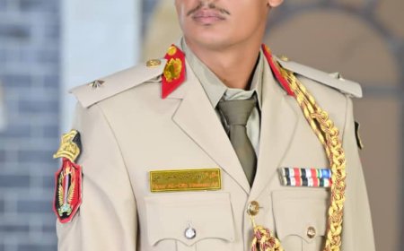 النقيب الوكالة يهنئ الملازم ثان نورالدين حسن لحصوله على البكالوريوس في العلوم العسكرية