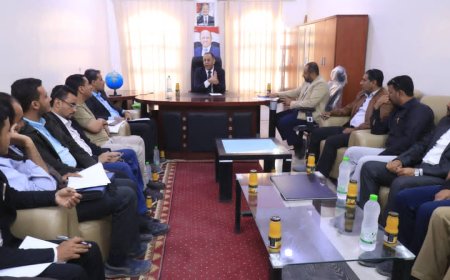 وزير الصناعة يتفقد مكتب الوزارة في مأرب وينفذ زيارة ميدانية للرقابة على الأسواق