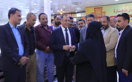وزير الصناعة والتجارة يتفقد مكتب الوزارة في مأرب وينفذ زيارة ميدانية للرقابة على الأسواق 
