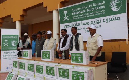 مركز الملك سلمان يدشّن توزيع ستة آلاف كرتون من التمور في سقطرى بالتعاون مع شبكة النماء اليمنية