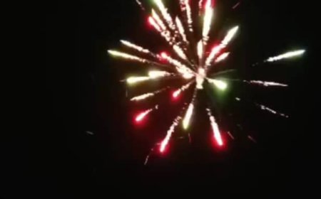 إطلاق الألعاب النارية في سماء المحفد بأبين إبتهاجاً بتحرير وادي حضرموت