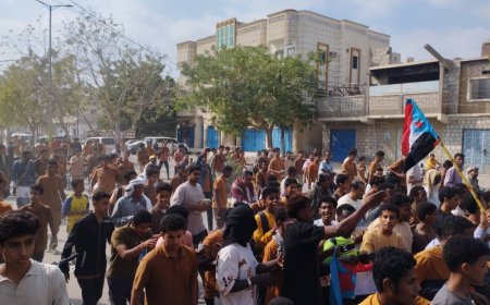 أبناء مديرية خنفر يخرجون في مسيرة حاشدة تأييدا لمليونية وادي وصحراء حضرموت