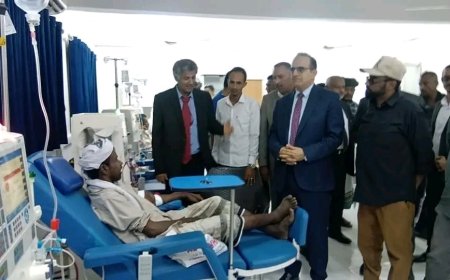 وزير الصحة ومحافظ الحديدة يتفقدان مركز الغسيل الكلوي في الخوخة