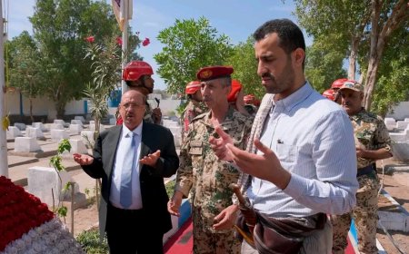 رئيس مجلس النواب يضع أكليل الزهور في مقبرة فردوس الشهداء بالمخا