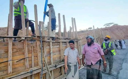 بتوجيهات المحافظ بن الوزير.. تواصل أعمال صيانة جسر النقبة الخرساني بمديرية حبان لتعزيز السلامة المرورية