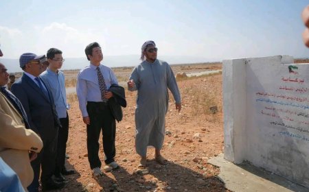 محافظ سقطرى ومعه نائب وزير الصناعة والتجارة والقائم بأعمال السفير الصيني يزورون موقع ميناء قرمة