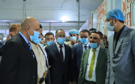 مأرب.. وزير الصناعة يترأس اجتماع لجنة الاصلاحات السعرية ويزور عددا من المصانع