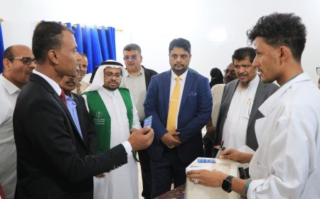 رئيس جامعة المهرة والأمين العام للمجلس المحلي يدشنان المعامل والمختبرات لقسم طب وجراحة الفم والأسنان