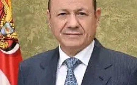 رئيس مجلس القيادة يغادر عدن لإجراء مشاورات حول تطورات الأوضاع الوطنية