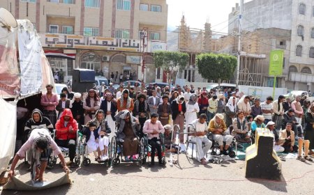 تعز.جرحى الجيش يؤدّون صلاة الجمعة في خيمة اعتصامهم أمام مبنى المحافظة ويجددون مطالبهم بتحسين أوضاعهم وصرف حقوقهم