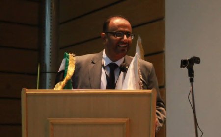 فضيل يهنئ الدكتور/ محمد علي بن عبود لتكريمه بدرع المؤتمر الدولي للتقانة الحيوية بجامعة دمشق 