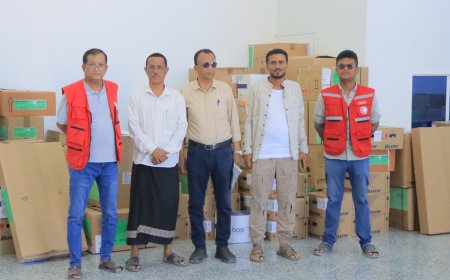 مكتب وزارة الصحة وجمعية الهلال الأحمر اليمني بحضرموت يسلمان هيئة مستشفى سيئون ادوية ومستلزمات طبية لقسم الطوارئ