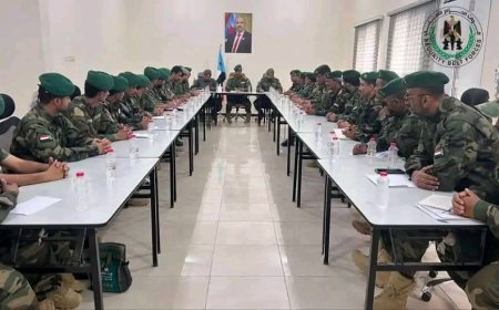 العميد الربيعي يترأس اجتماعًا بقيادات حزام العاصمة عدن ويشدّد على رفع الجاهزية واستدعاء كافة القوة