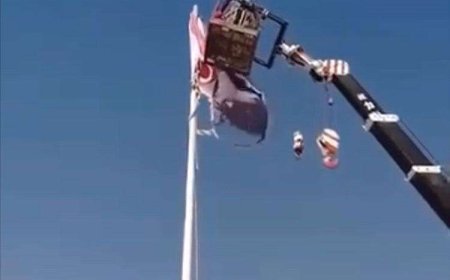 رفع علم دولة الجنوب لأول مرة في السارية الرسمية لمنفذ الوديعة. 