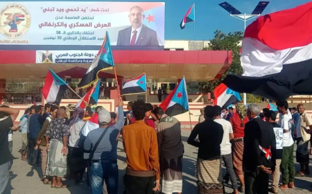 بدء توافد أبناء العاصمة عدن إلى خيم الاعتصام الجماهيري بساحة العروض في خورمكسر