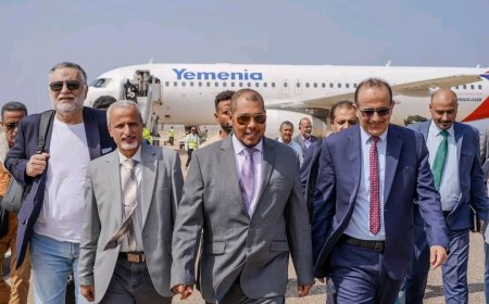 المحافظ الثقلي يستقبل وزير الصحة في مطار سقطرى الدولي