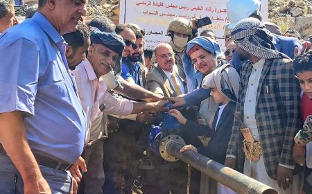 رئيس مجلس النواب يفتتح مشروع مياه الملكة بالمعافر ويزور مديرية المسراخ ويتفقد مشروع إعادة تأهيل الشارع الرئيسي في سوق النشمة