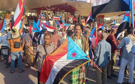 من قلب ساحة الاعتصام المفتوح بعدن.. أكاديميان يطلقان مبادرة دولية يومية لدعم حق شعب الجنوب العربي في إستعادة دولته