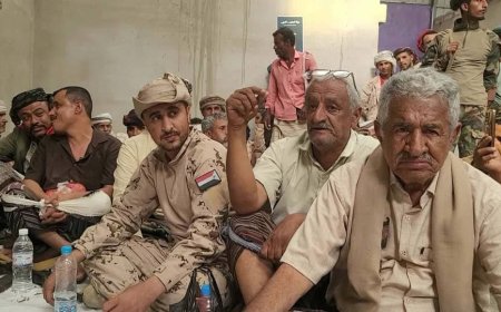 قائد قوات الحزام الأمني بالمنطقة الوسطى أبو عرب يشارك في اعتصام لودر