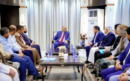 الرئيس الزُبيدي يستقبل وفدًا من أبناء المهرة ويجدد دعمه لتمكين أبناء المحافظة من إدارة شؤونهم