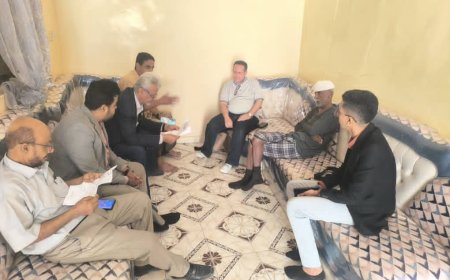 فريق التوجيه والرقابة الرئاسي ورئيس تنفيذية انتقالي لحج يزورا المناضل فضل مفتاح في منزله للاطمئنان على صحته